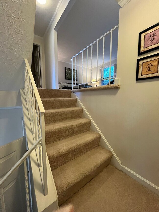Building Photo - Robinson 2 Bed, 2.5 Bath Townhouse in Priv...