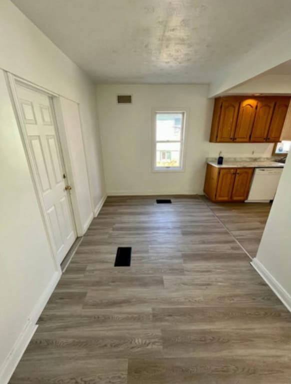 Building Photo - 4-Bedroom, 2bathrooms Apartment  – Availab...