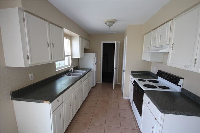 Building Photo - 701 Royal Palm Dr