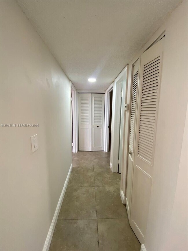 Foto del edificio - 8635 NW 8th St