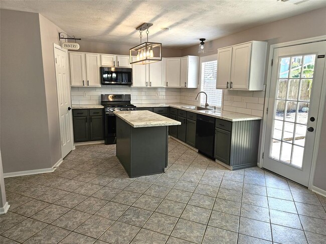 Building Photo - 1734 Oak Ridge Dr
