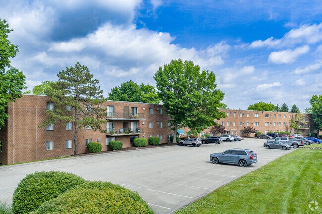 225 Alcoma Blvd - Alcoma on the Green