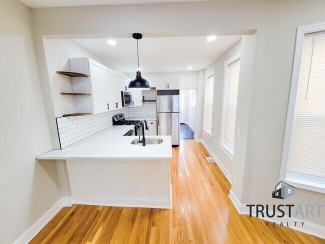 Foto del edificio - 3 bedroom house in Port Richmond