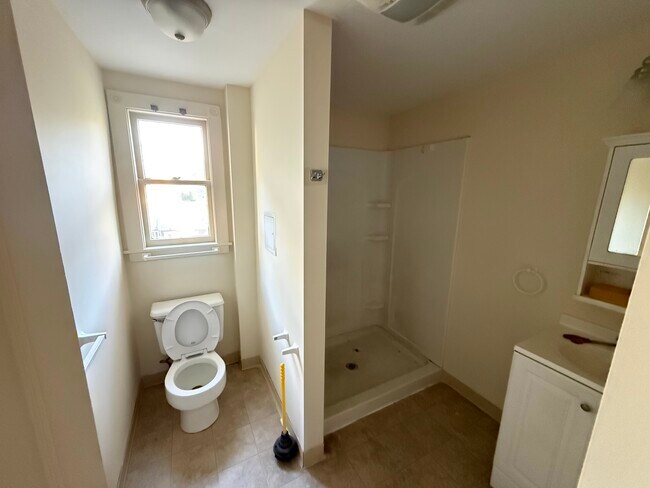 Baño - 497 W Main St