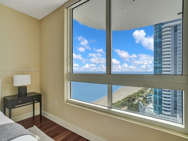Foto del edificio - 6365 Collins Ave