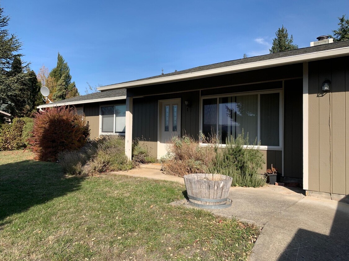 Foto principal - 3 Bed, 2 Bath Home Near Lyle High School