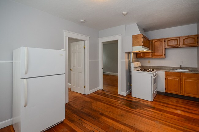 Building Photo - Super Clean 3RD Fl 2BR (ZRG)