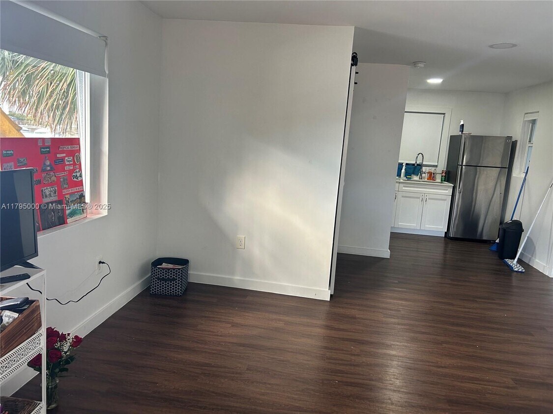 Foto principal - 8260 Byron Ave