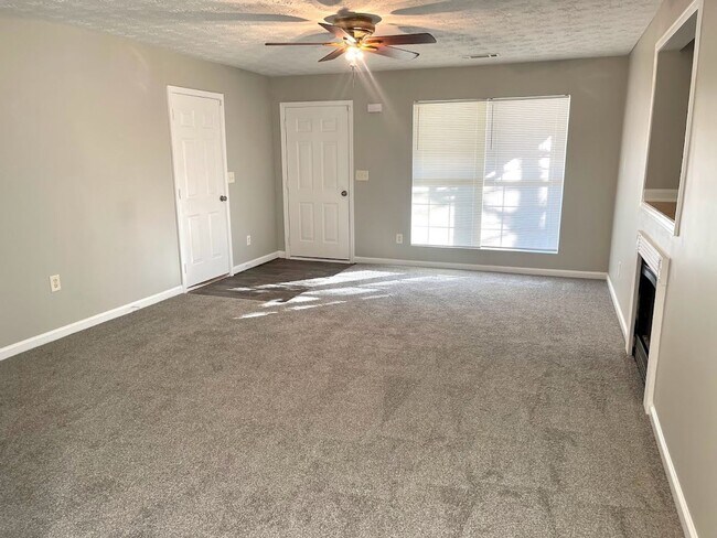 Foto del edificio - Spacious 4 bedroom, 3 bathroom home in Con...