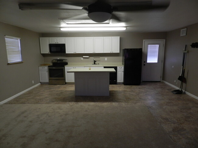 Building Photo - 2/2 Stone Stand Alone Apartment - RV HOOK ...