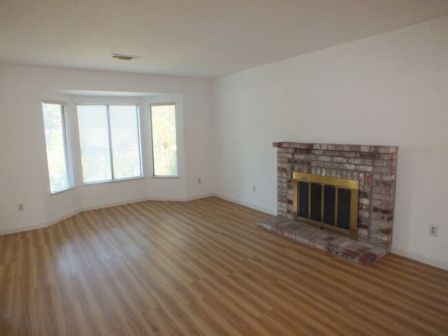 Building Photo - Folsom Willow Creek 3/2.5 $2995