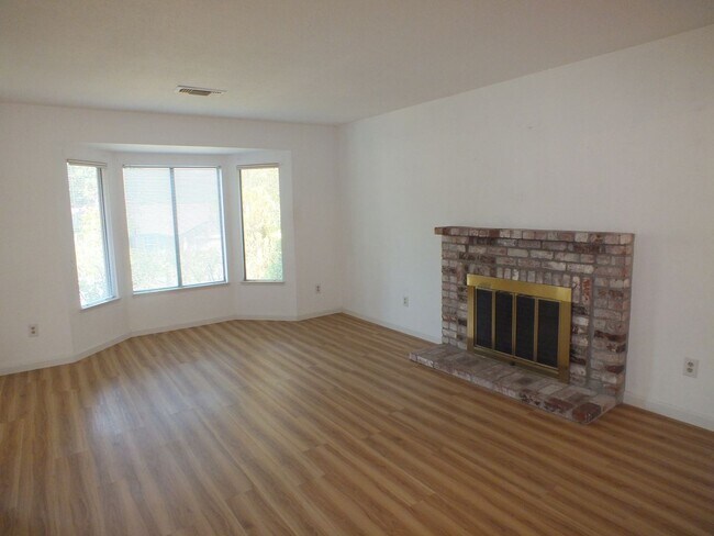 Foto del edificio - Folsom Willow Creek 3/2.5 $2995