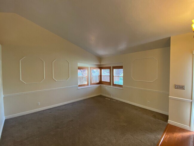 Building Photo - 4 Bed 2 1/2 Bath Home in Sandy