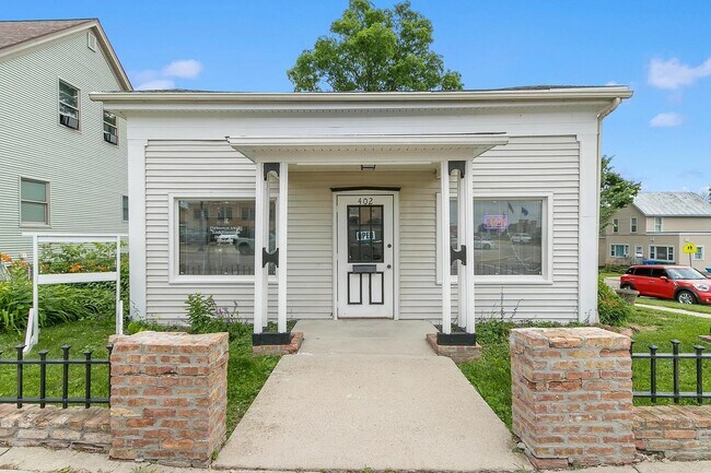 Building Photo - 402 Ash St