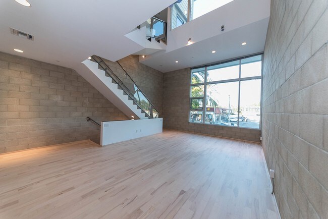 Foto del edificio - 717 N Highland Ave