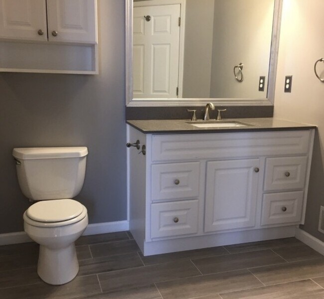 Updated full bathroom - 1205 Francyne Way