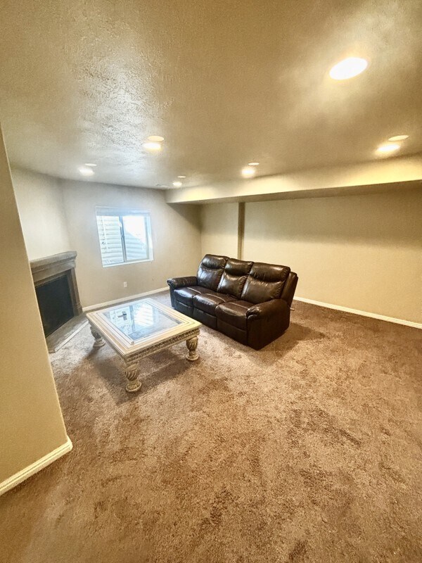 Building Photo - 1296 S Mountain Crst Dr