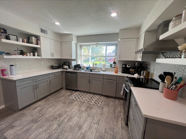 Building Photo - 352 Sailfish Dr