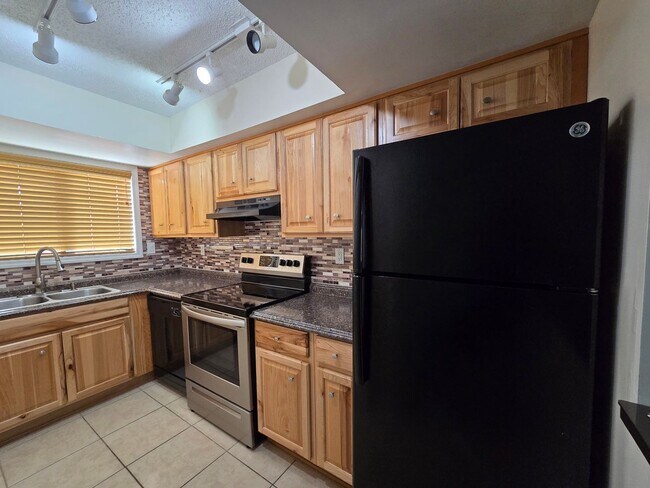 Foto del edificio - Updated 2-bedroom, 2.5-bath townhome