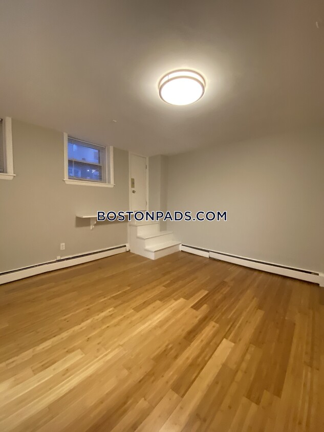 Primary Photo - 120 Charles St