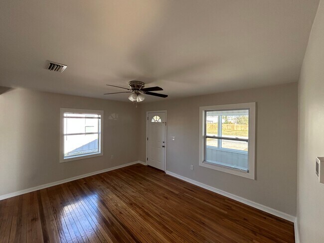 Building Photo - 1537 Oak Ave