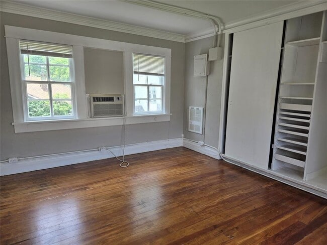 Building Photo - 606 Chautauqua Ave