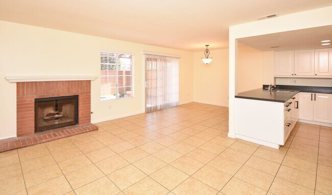 Foto del edificio - Beautiful 4 Br 2.5 bath Townhome in Calavera Hills!