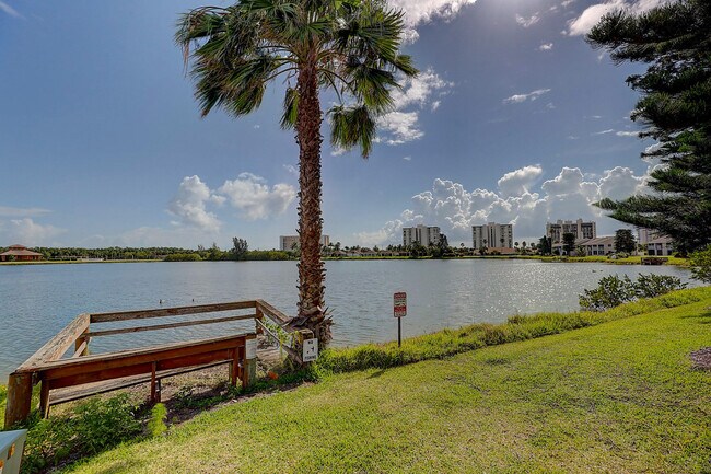 Foto del edificio - 3218 S Lakeview Cir