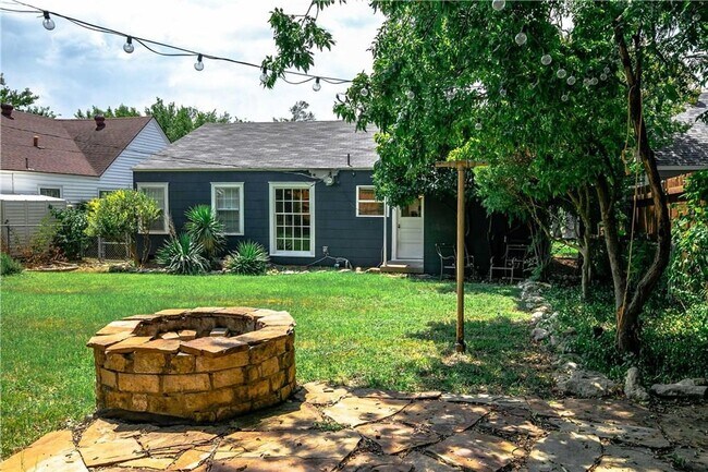 Building Photo - Charming 2 bedroom home in Arlington Heights