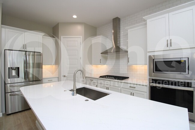 Building Photo - 5119 E Shady Glen Ave