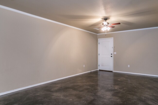 Building Photo - Beautiful 2/2 Townhome in Tradewinds