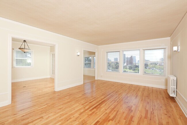 Foto del edificio - OPEN HOUSE: Sunday (11/23) 12:00pm-12:20pm.  Top Floor 2BR/2BA apartment with sweeping views of L...