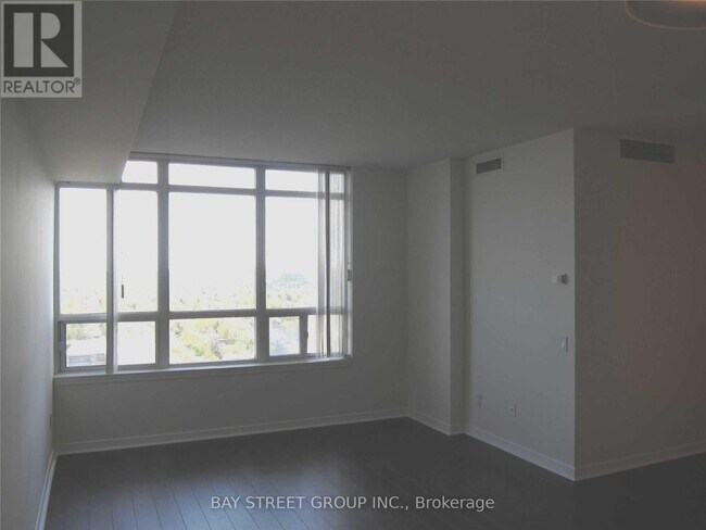 Photo du bâtiment - 8-2518 Hillcrest Ave