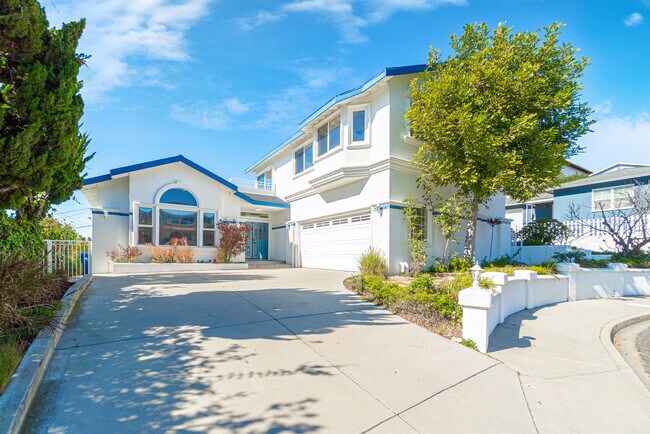 Building Photo - 2839 El Oeste Dr