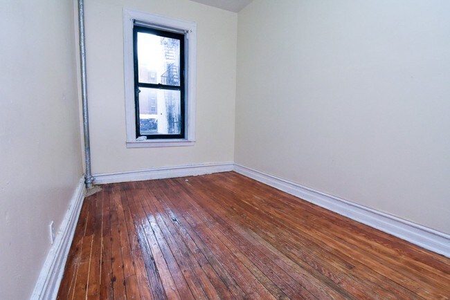 Building Photo - 1933 Daly Ave