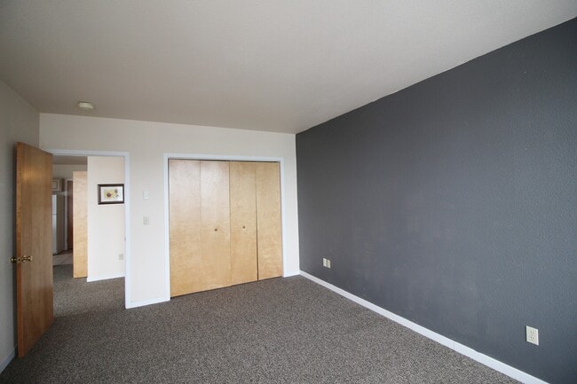 Building Photo - 525 Red Lady Ave