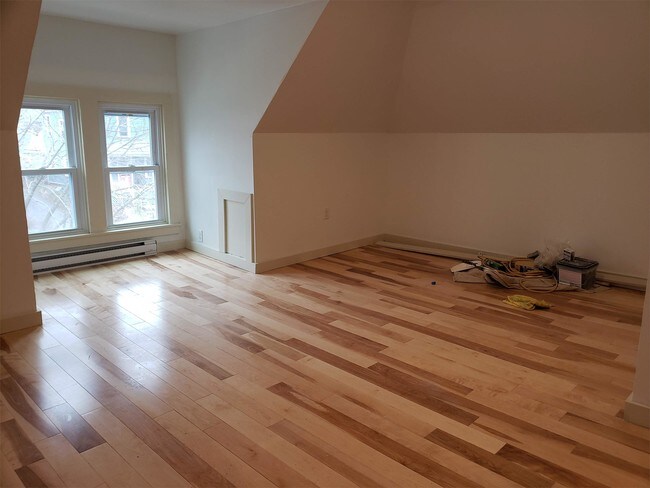 Building Photo - 369 S Winooski Ave