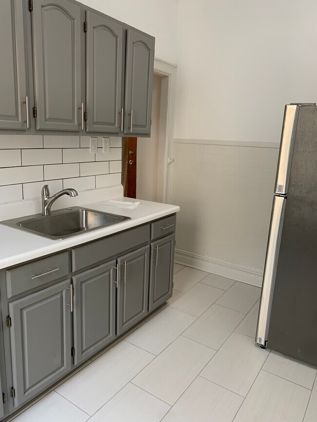 Building Photo - 927 47th St