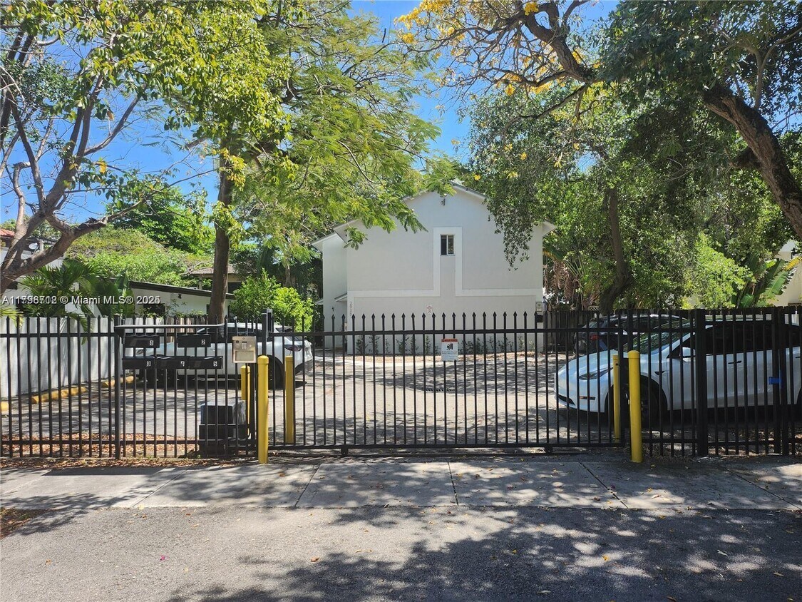 Primary Photo - 2925 Center St