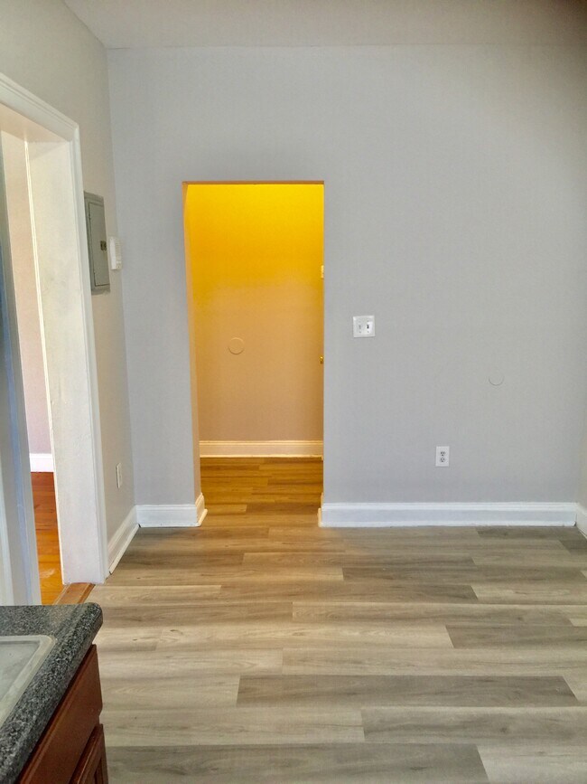 Foto del edificio - 6120 Monroe Pl
