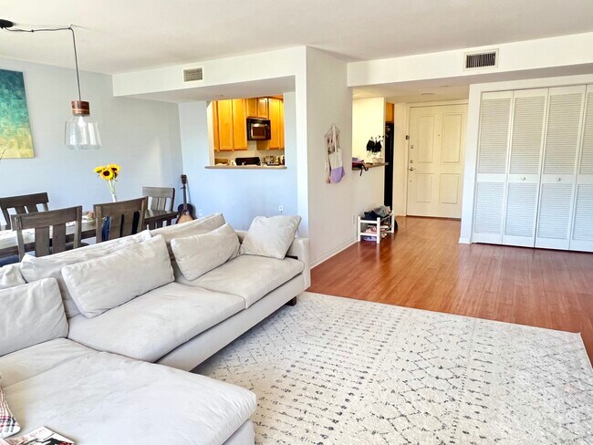 Building Photo - 5764 San Vicente Blvd