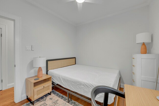 Foto del edificio - 2712 E 22nd St