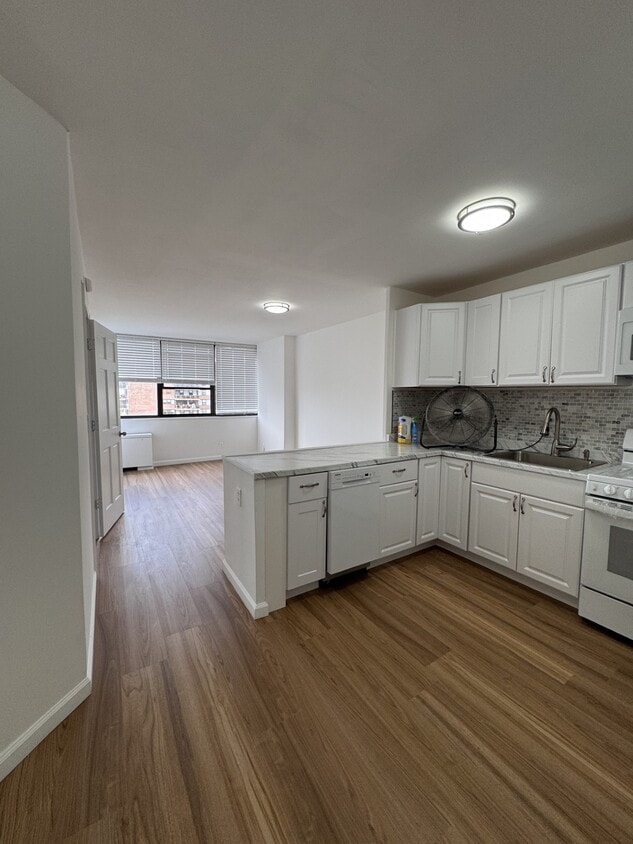 Primary Photo - 280 Marin Blvd