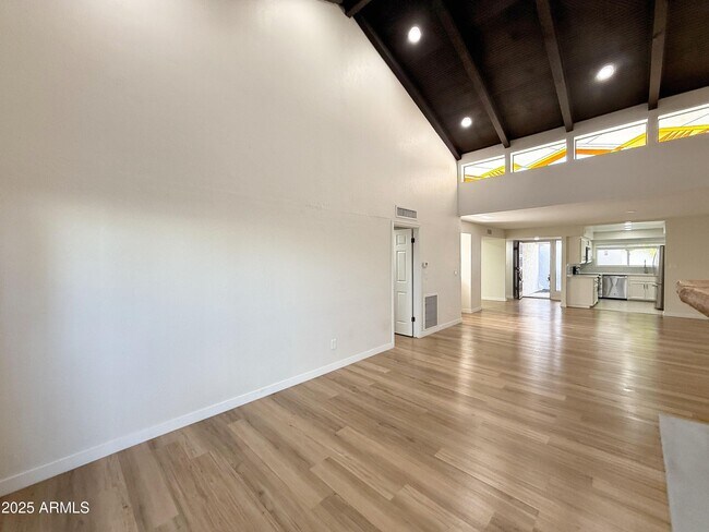 Foto del edificio - 6533 N Maryland Cir