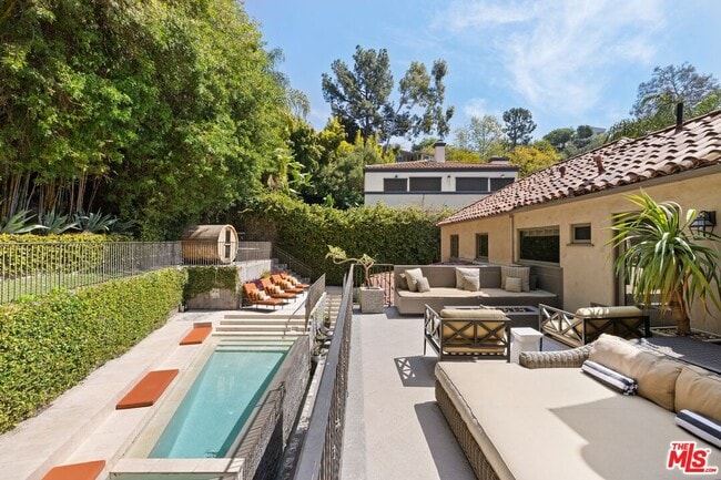 Foto del edificio - 3300 N Knoll Dr