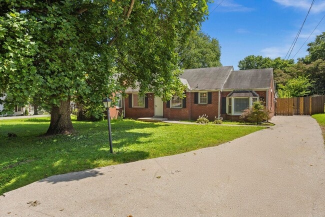 Building Photo - 1001 Horseshoe Dr