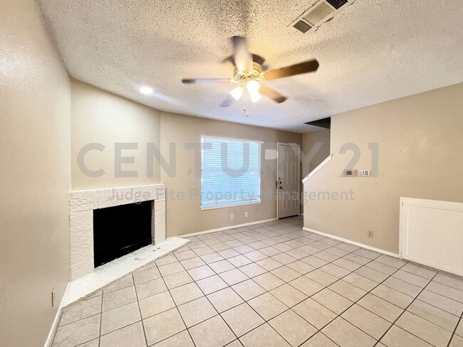 Photo - Lovely 2-Story 2/2.5 Condo in Denton For Rent!