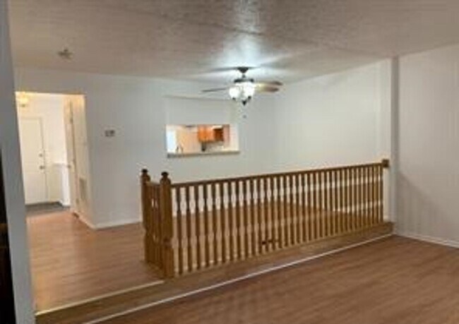 Building Photo - Very well maintained 3 bedroom 2 full 2 ha...