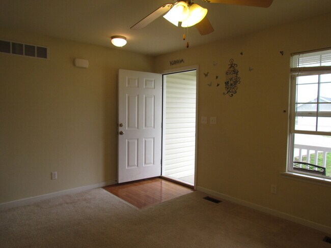 Foto del edificio - AVAILABLE March 6th!!!