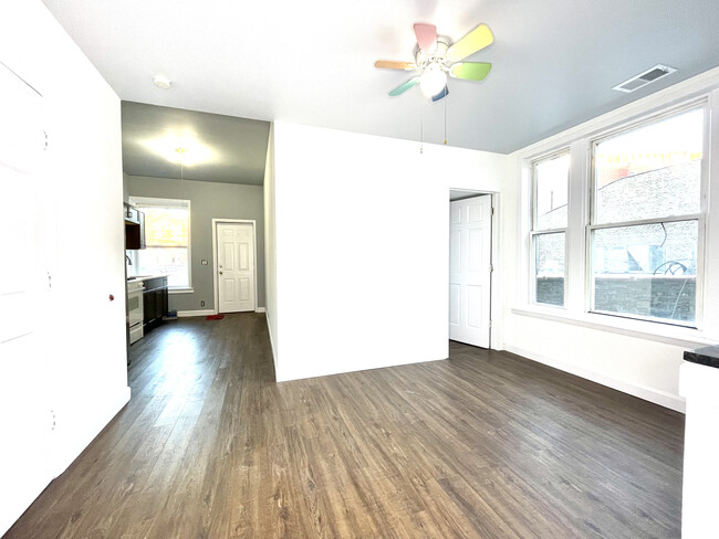 Foto del edificio - 4445 N Broadway St